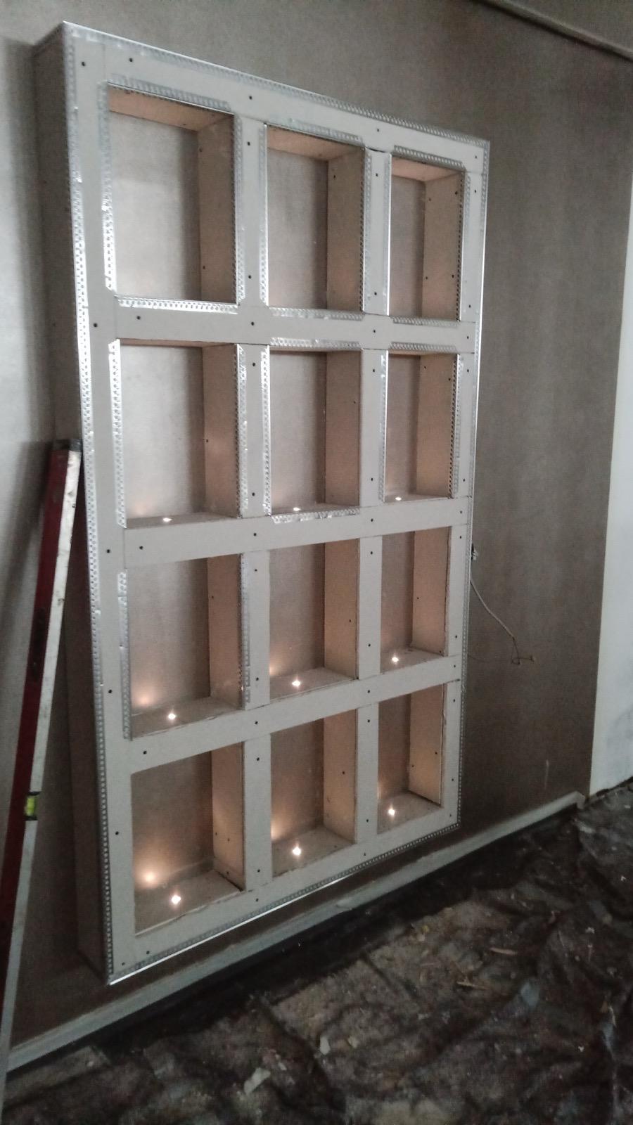 Trockenbau-Wand mit LED-Nischen