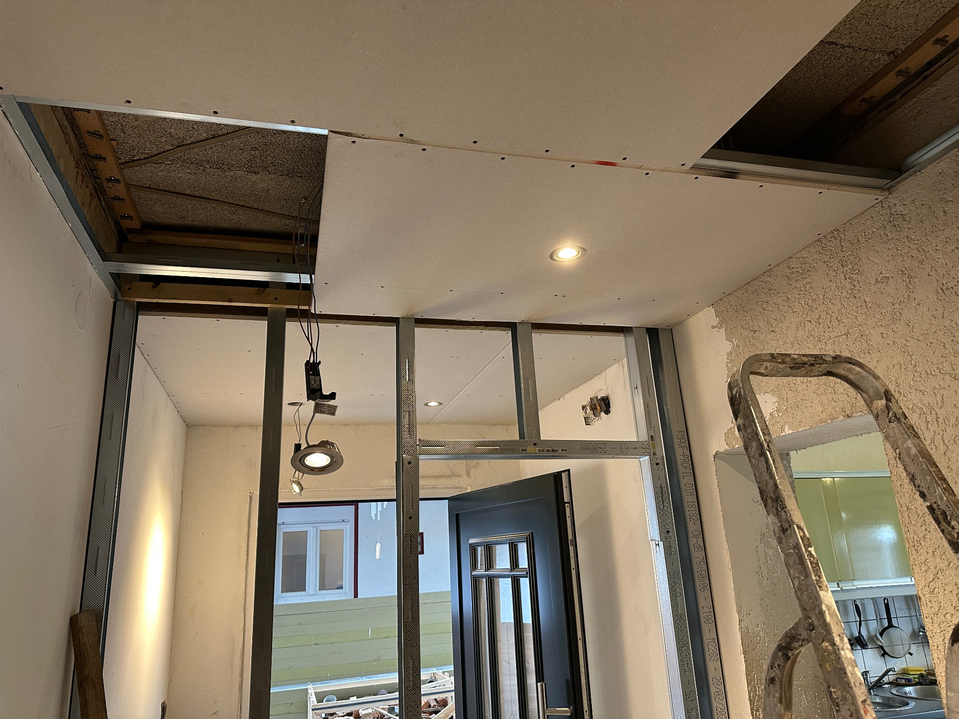 Abgehängte Decke und Trockenbau-Trennwand im Bau