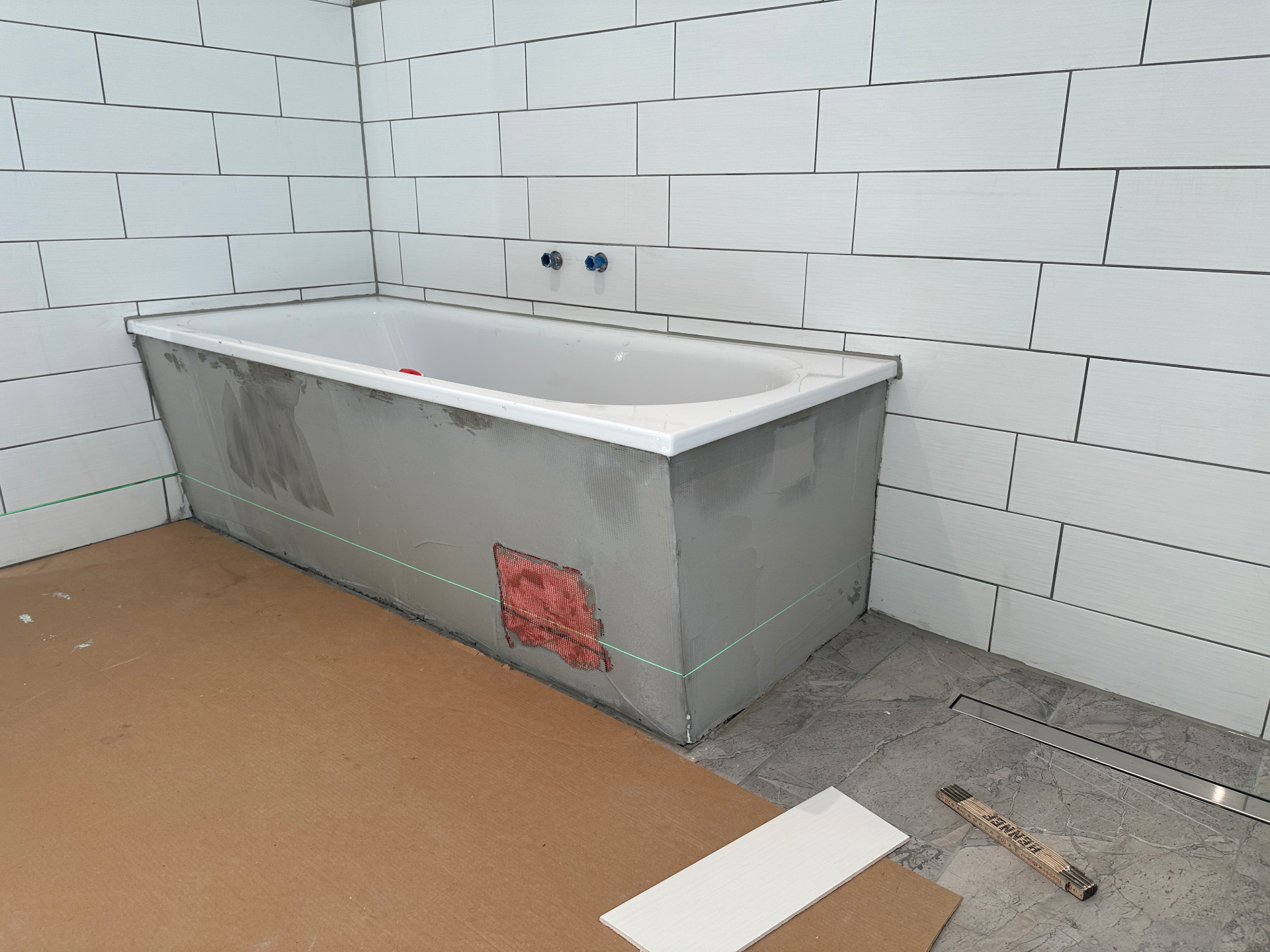 Badezimmer vor Fliesenverlegung der Wanne
