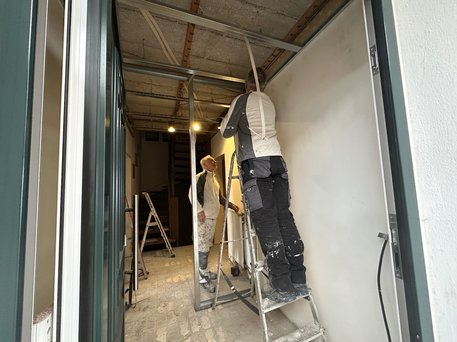 Trockenbau Ständerwerk – Team bei der Arbeit
